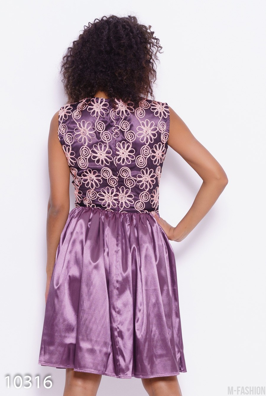 Сиреневое нарядное платье с ажурным декором- Фото 3