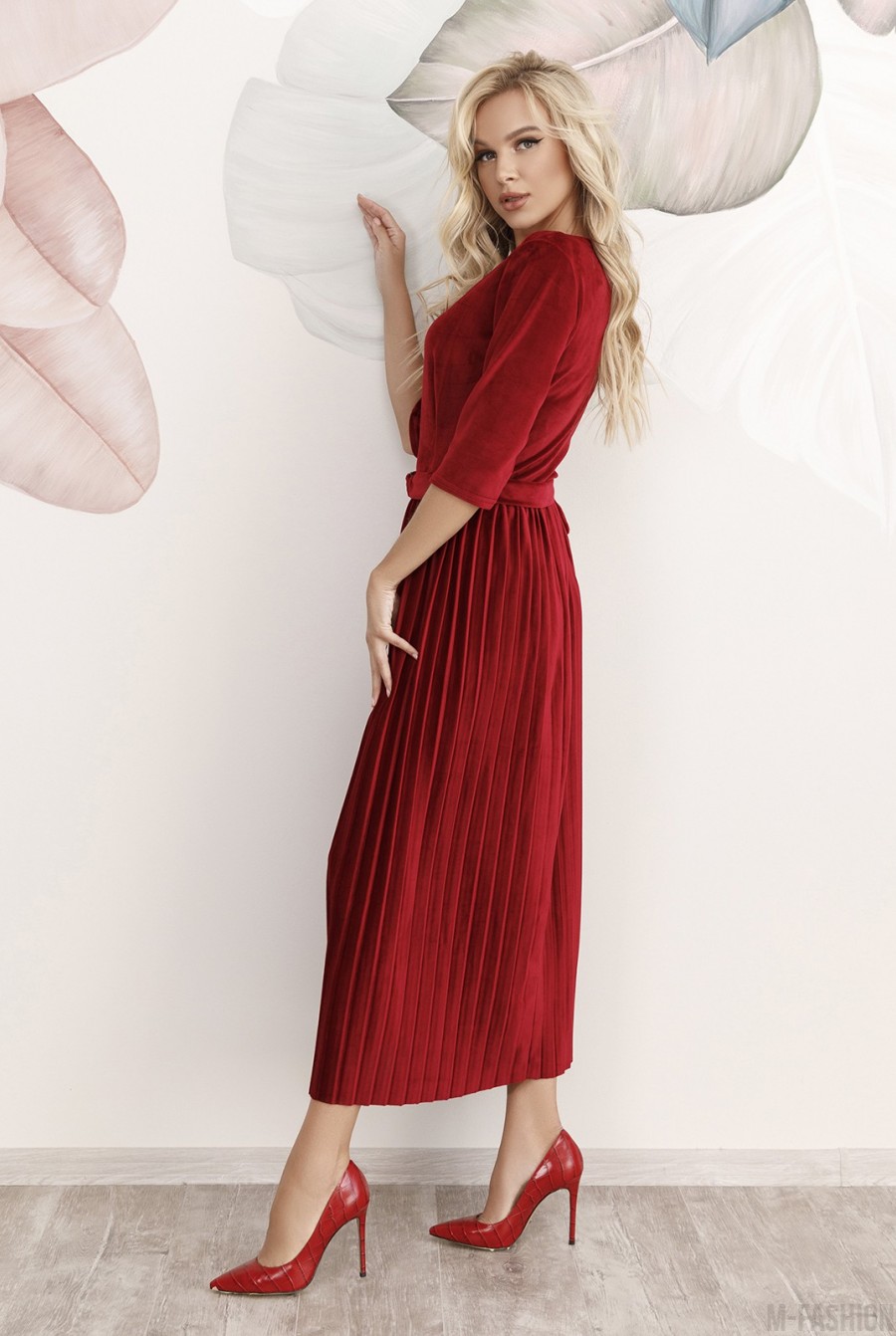 Бордовое велюровое платье с плиссировкой- Фото 2