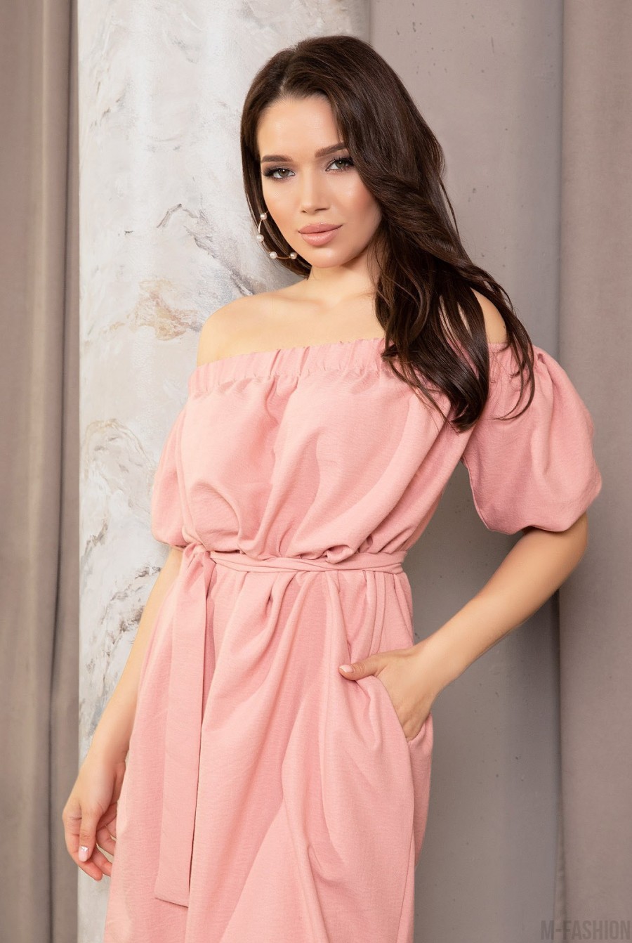 Розовое платье с открытыми плечами- Фото 4