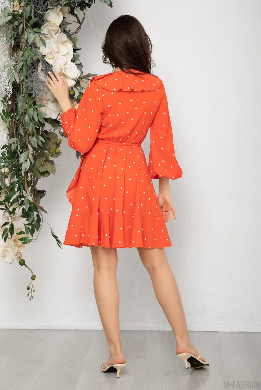 Оранжевое в горох платье на запах с воланами- Фото 3