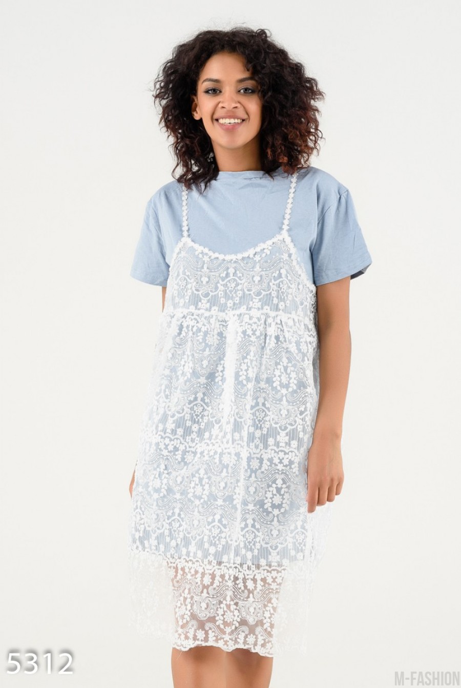 Голубое платье-футболка с верхним кружевным сарафаном - Фото 1