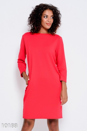 Красное трикотажное платье с длинными рукавами и карманами
