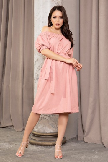 Розовое платье с открытыми плечами