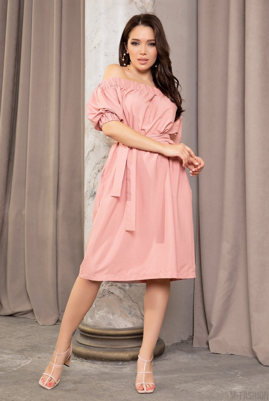 Розовое платье с открытыми плечами - Фото 1