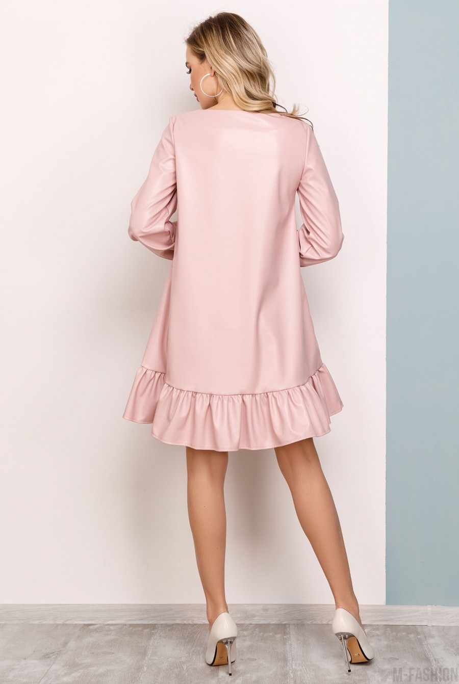 Розовое кожаное платье-трапеция с воланом- Фото 3