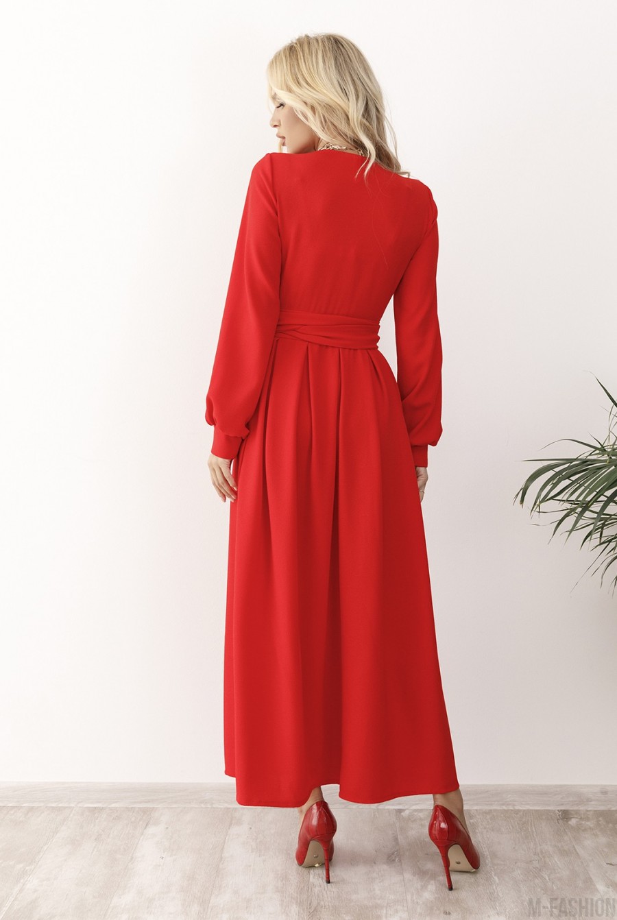 Красное длинное платье с кроем на запах- Фото 3