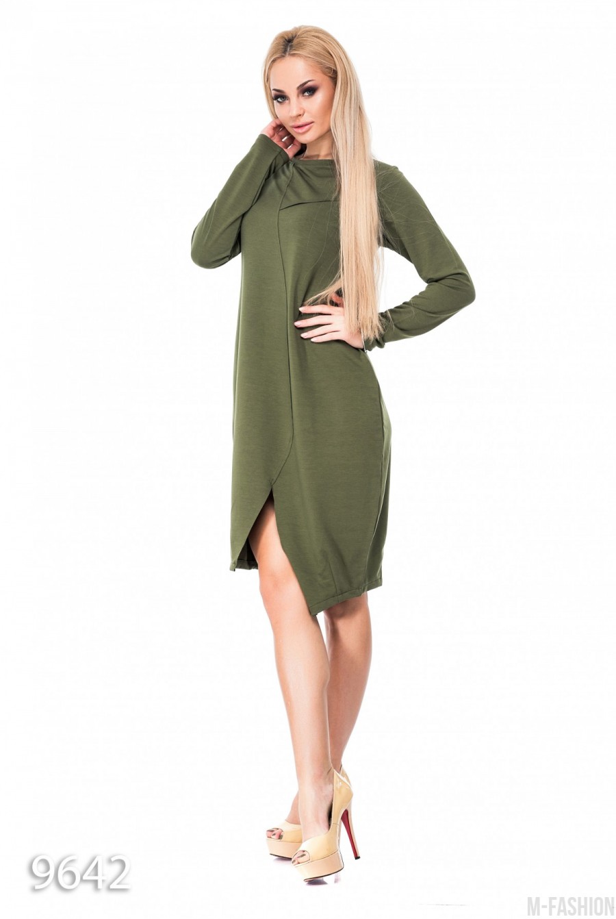 Серо-зеленое свободное платье до колен с имитацией запаха- Фото 3
