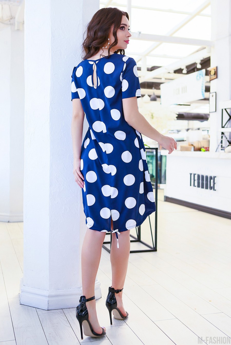 Синее асимметричное платье с крупным горохом- Фото 6