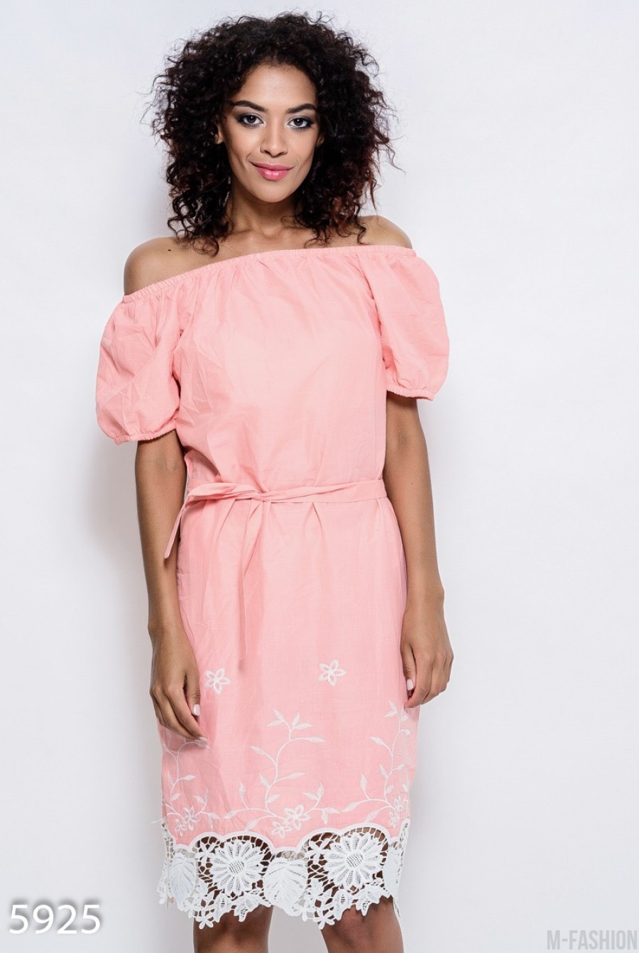 Персиковое тонкое котоновое платье с белой вышивкой и плотным кружевом по подолу - Фото 1