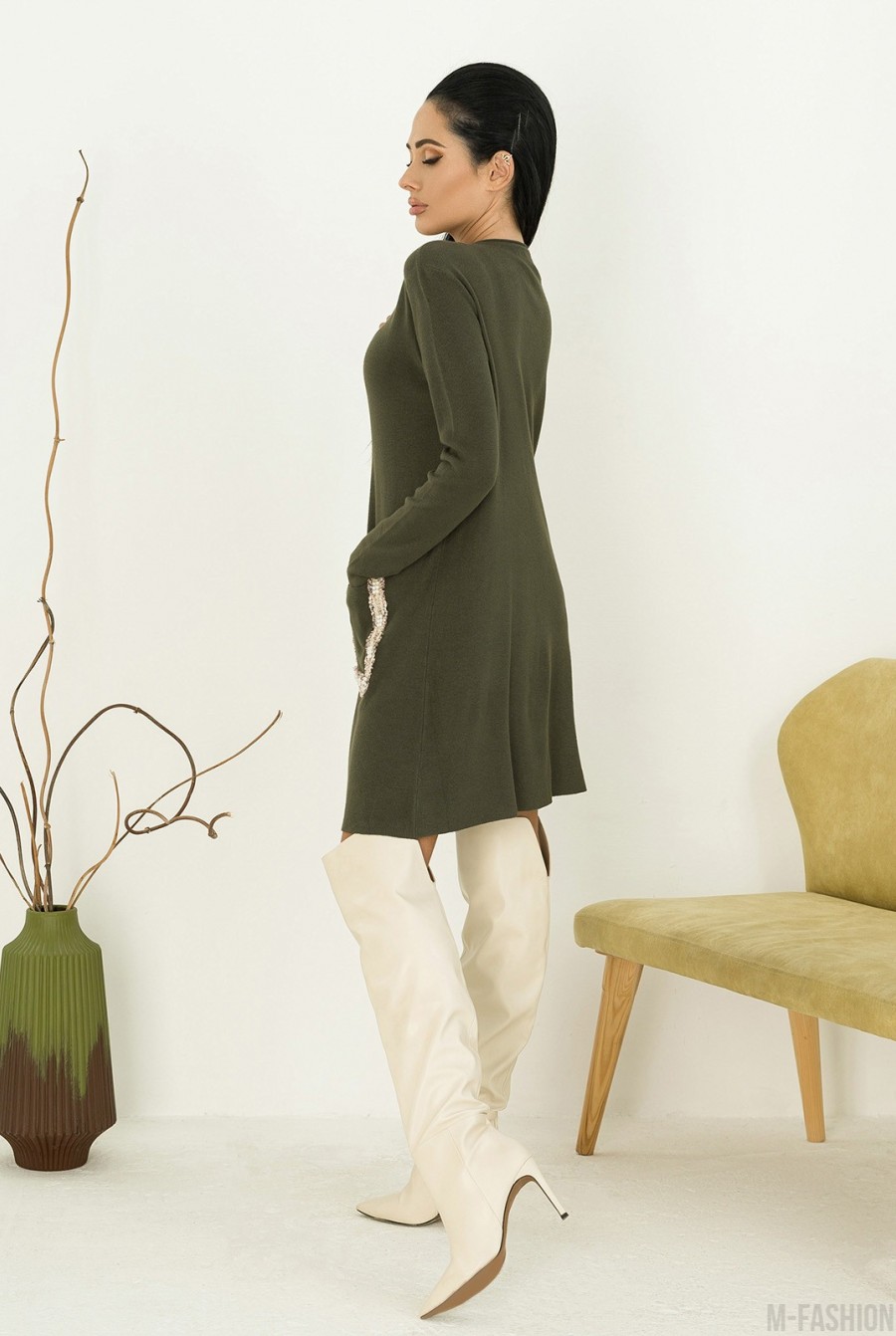 Шерстяное платье цвета хаки с накладными карманами- Фото 2