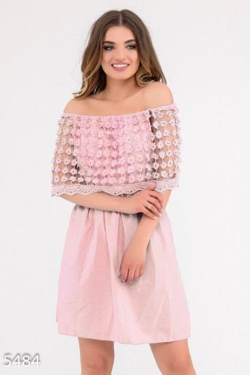 Розовое приталенное платье с широким отворотом вязаным крючком