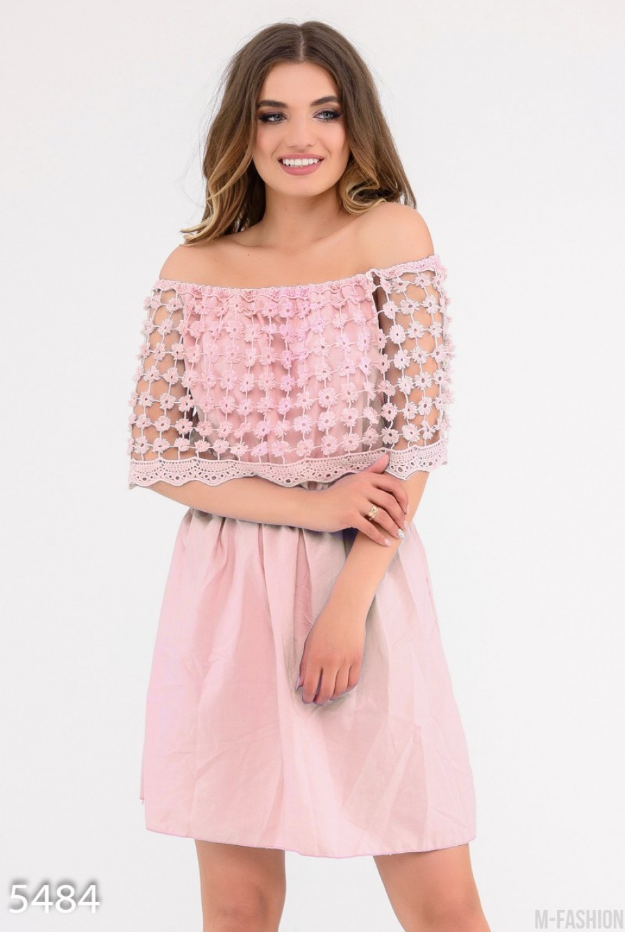 Розовое приталенное платье с широким отворотом вязаным крючком - Фото 1