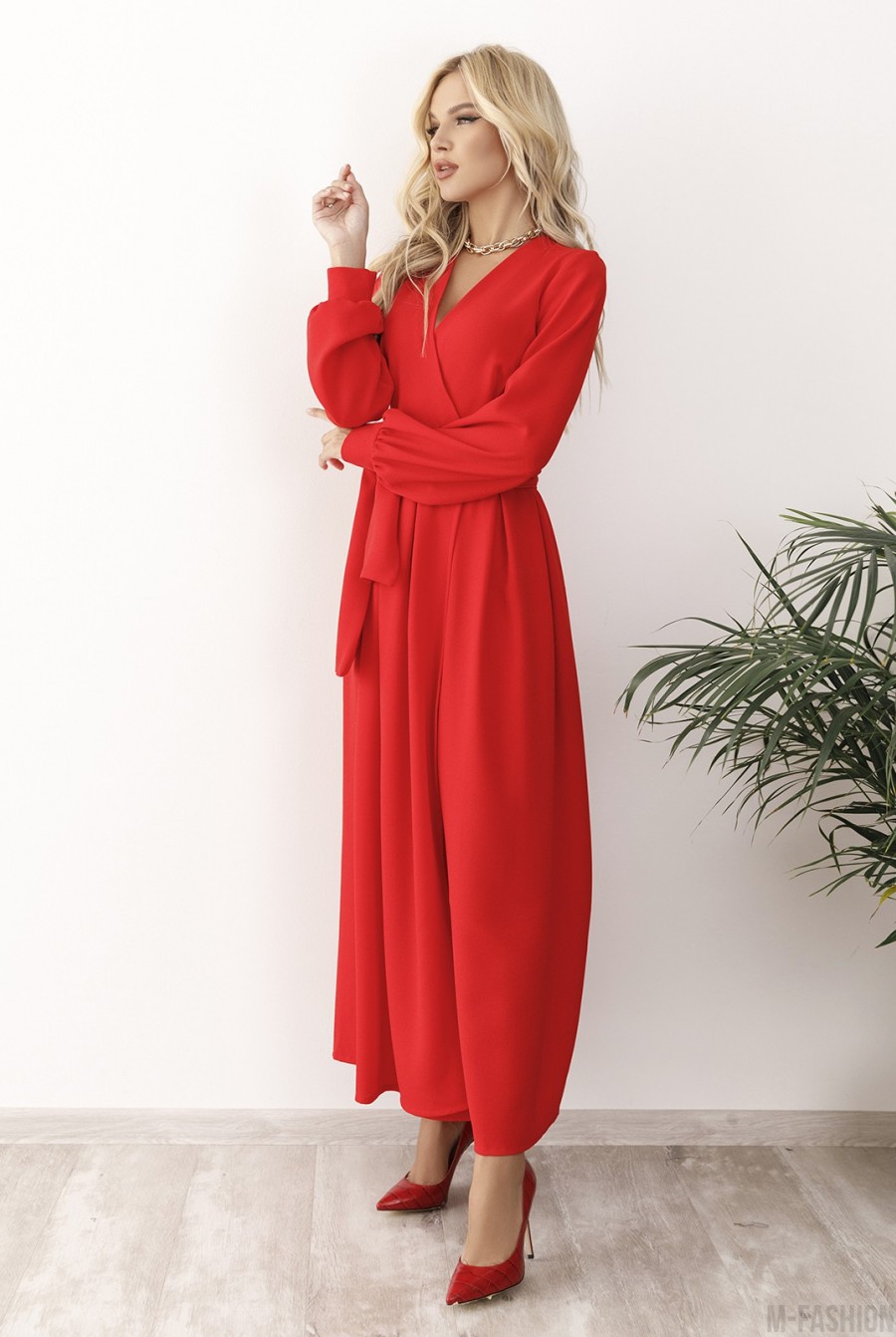 Красное длинное платье с кроем на запах- Фото 2