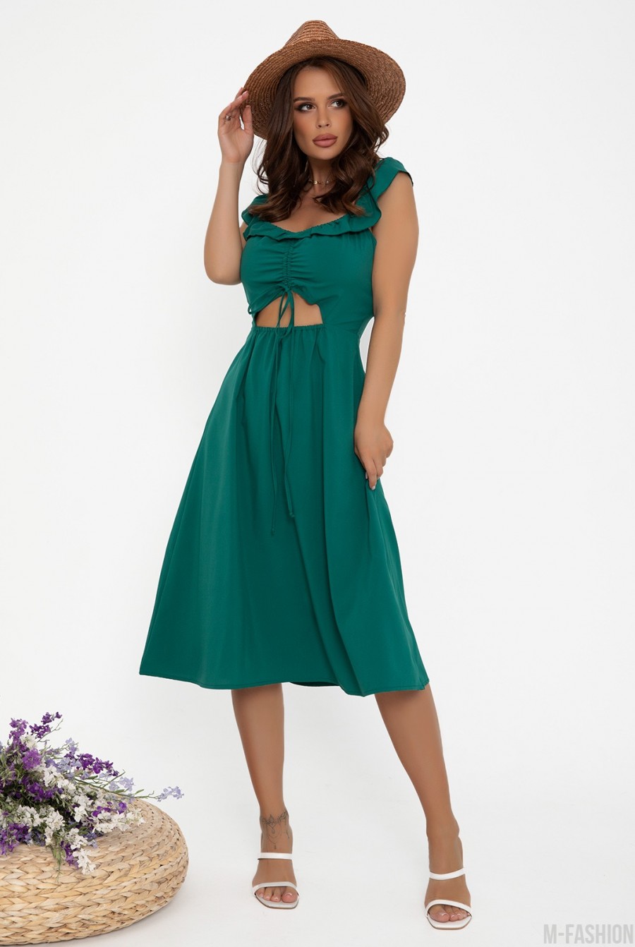 Зеленое платье декорированное передним вырезом - Фото 1