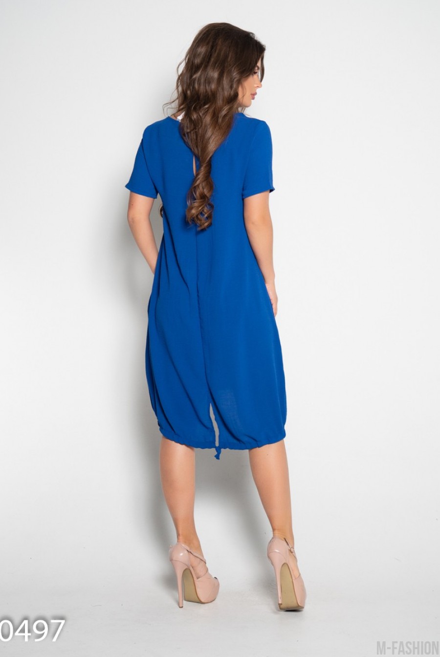 Синее свободное платье с короткими рукавами- Фото 5