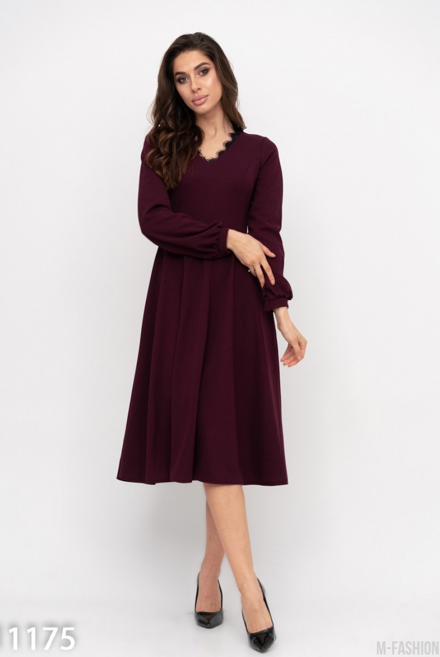 Фиолетовое приталенное платье с французским кружевом - Фото 1
