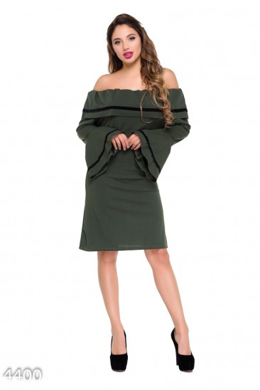 Серо-зеленое вечернее платье с открытыми плечами и черной полосой на отворотах