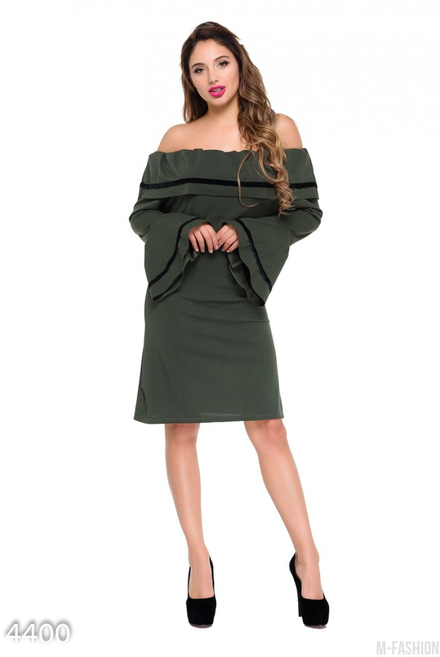 Серо-зеленое вечернее платье с открытыми плечами и черной полосой на отворотах - Фото 1