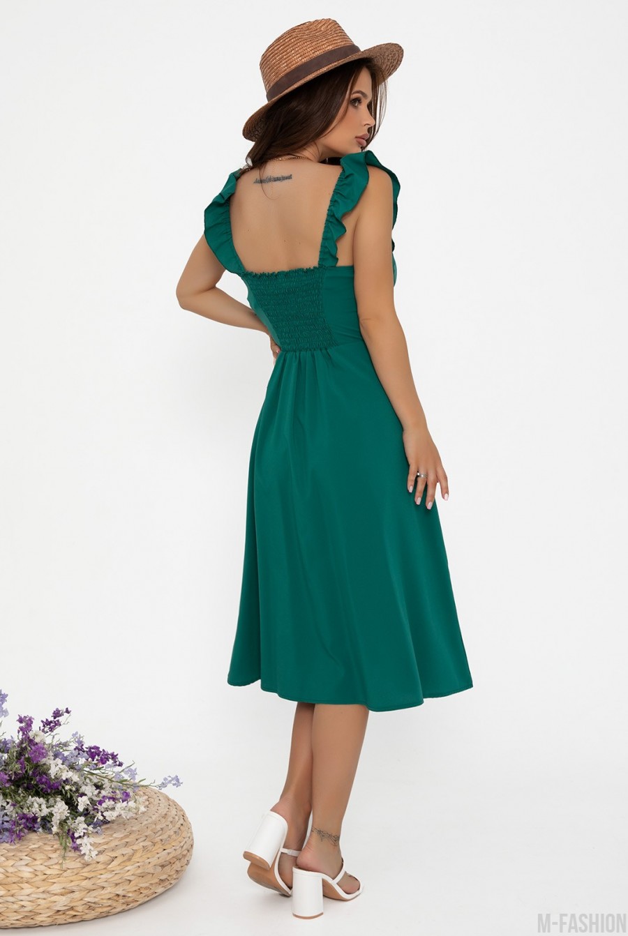 Зеленое платье декорированное передним вырезом- Фото 3