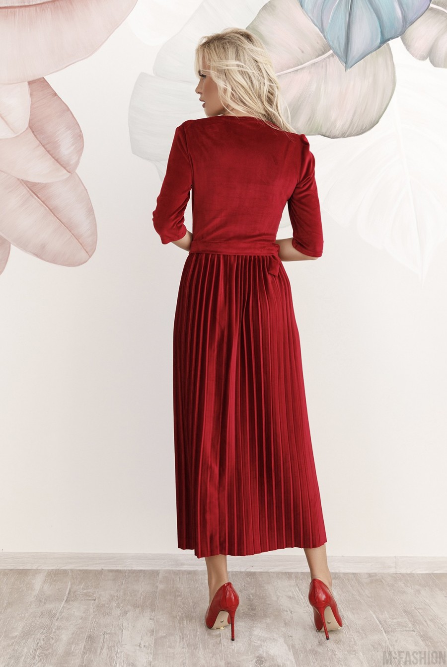 Бордовое велюровое платье с плиссировкой- Фото 3