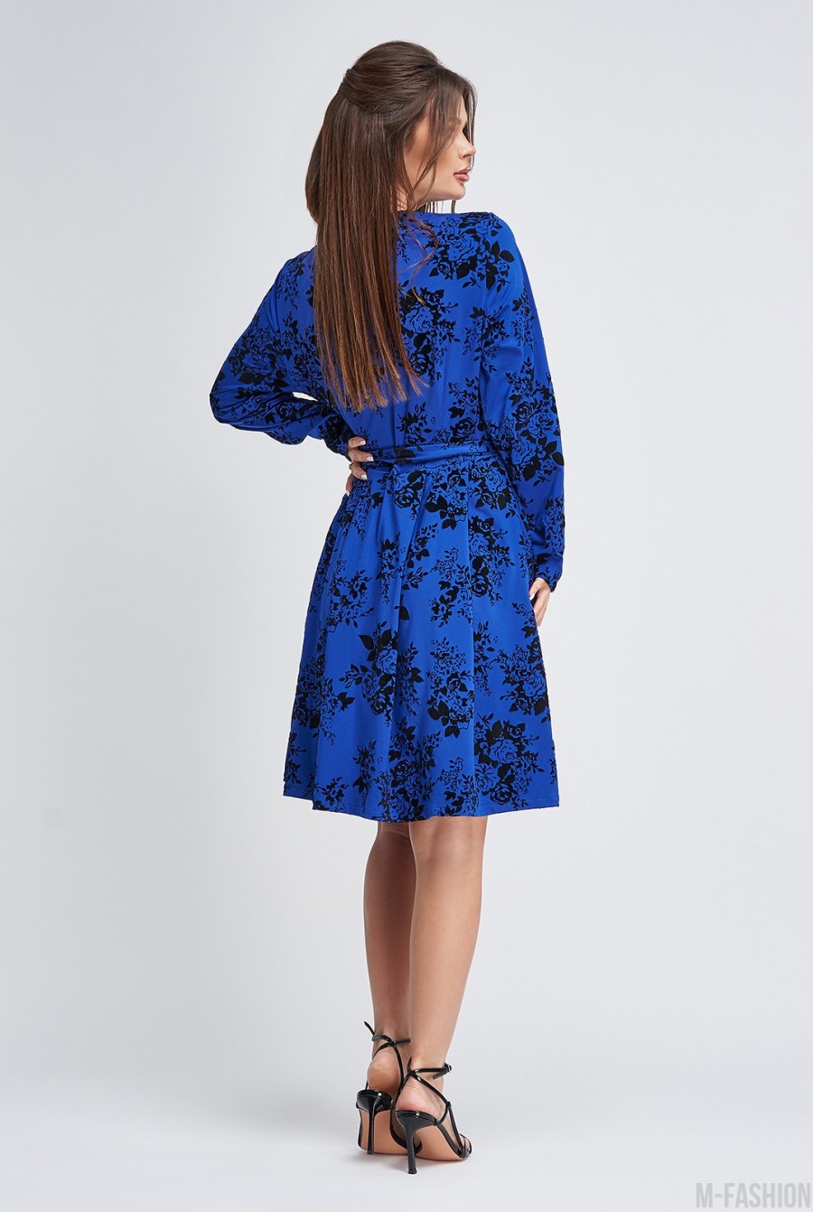 Синее принтованное платье с декольте на запах- Фото 4
