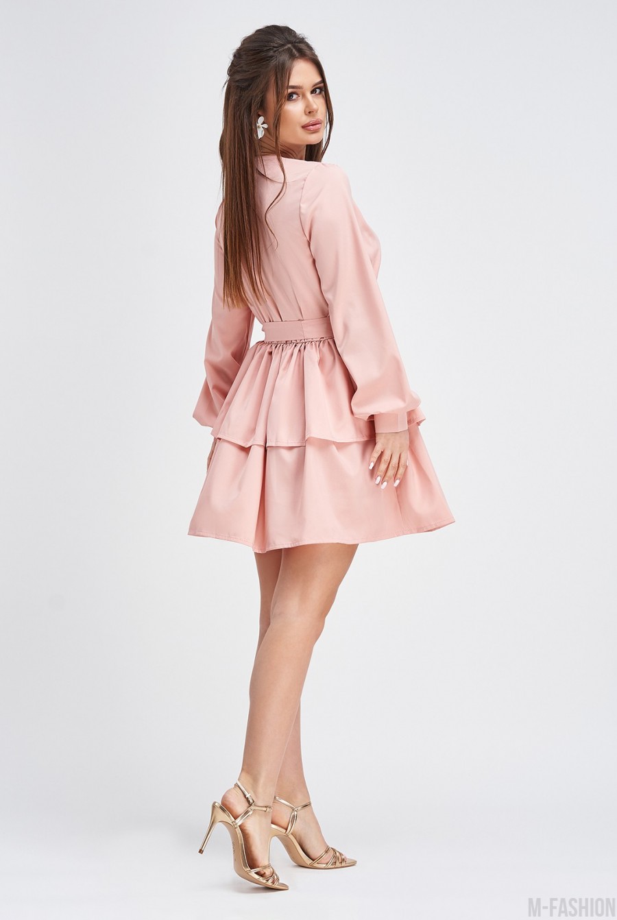 Приталенное розовое платье с нижними воланами- Фото 3