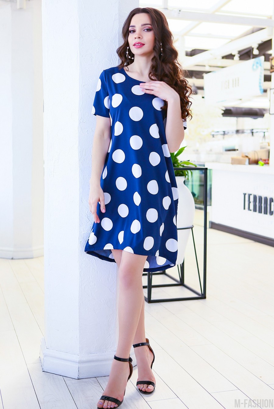 Синее асимметричное платье с крупным горохом - Фото 1