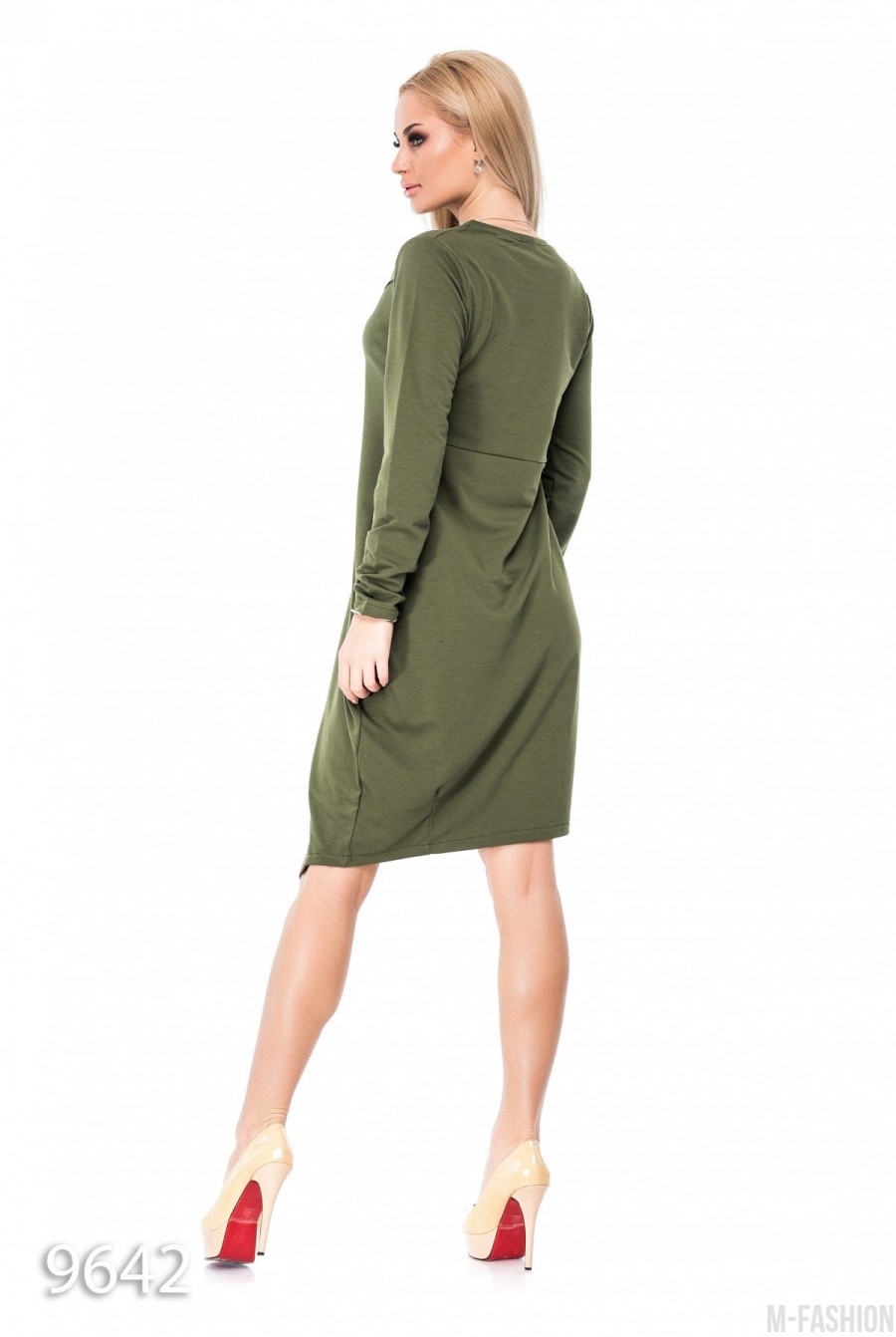 Серо-зеленое свободное платье до колен с имитацией запаха- Фото 4