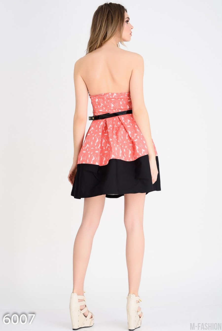 Розовое пышное платье-бюстье с пышной юбкой и черной отделкой- Фото 3