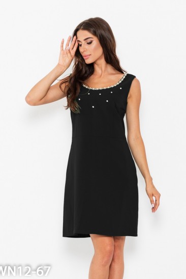 Черное платье с декоративной горловиной