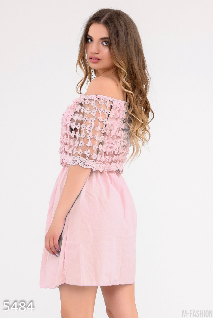 Розовое приталенное платье с широким отворотом вязаным крючком- Фото 2