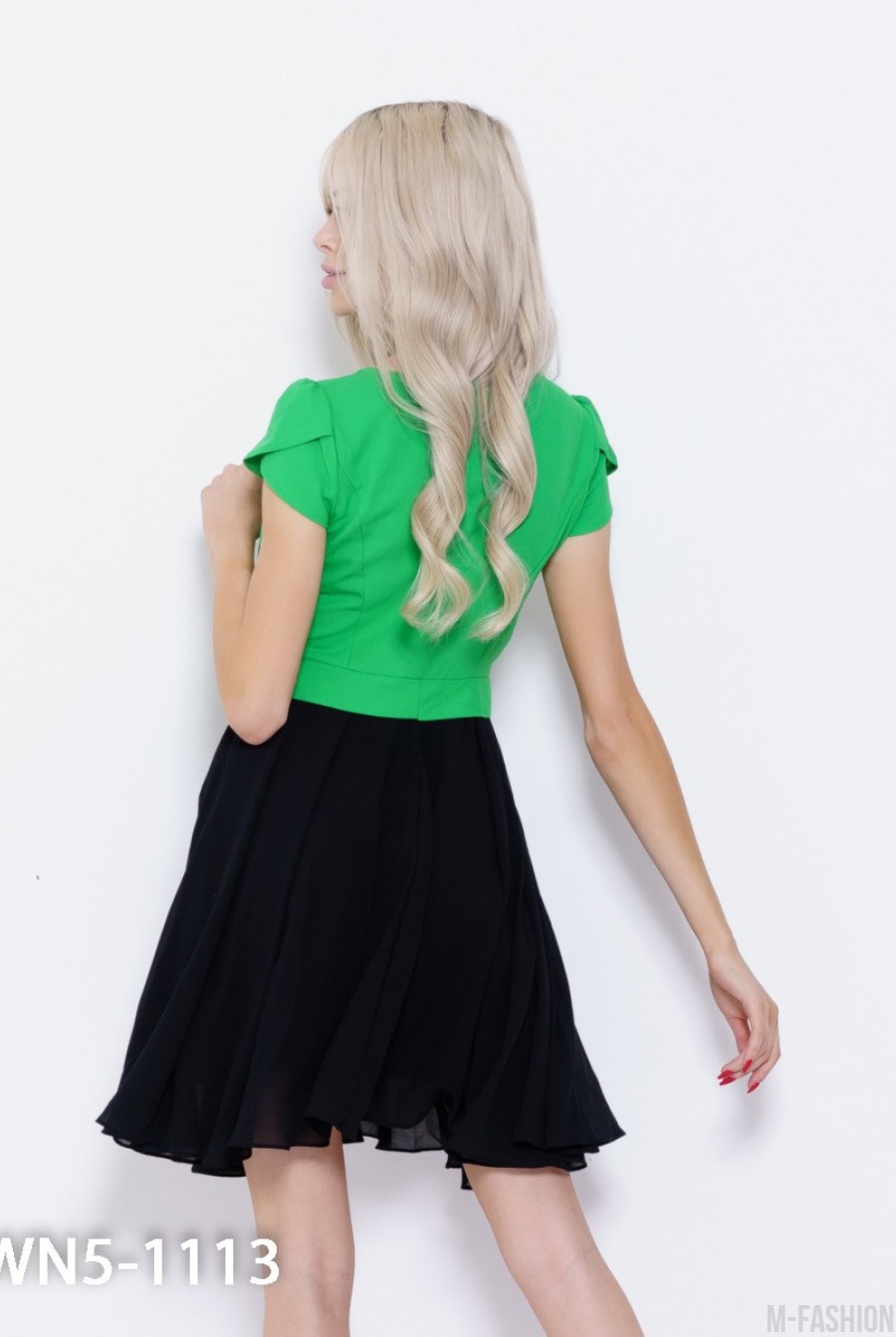 Черно-зеленое присборенное платье с баской- Фото 3