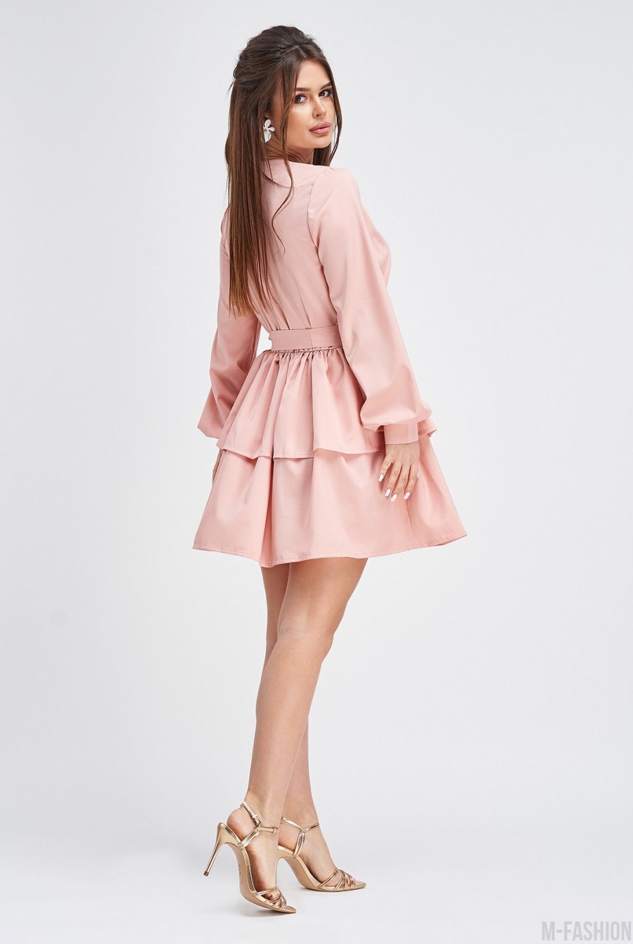 Приталенное розовое платье с нижними воланами- Фото 2