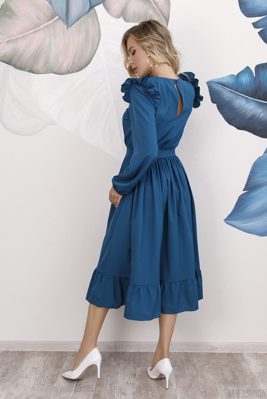 Бирюзовое приталенное платье с рюшами- Фото 3