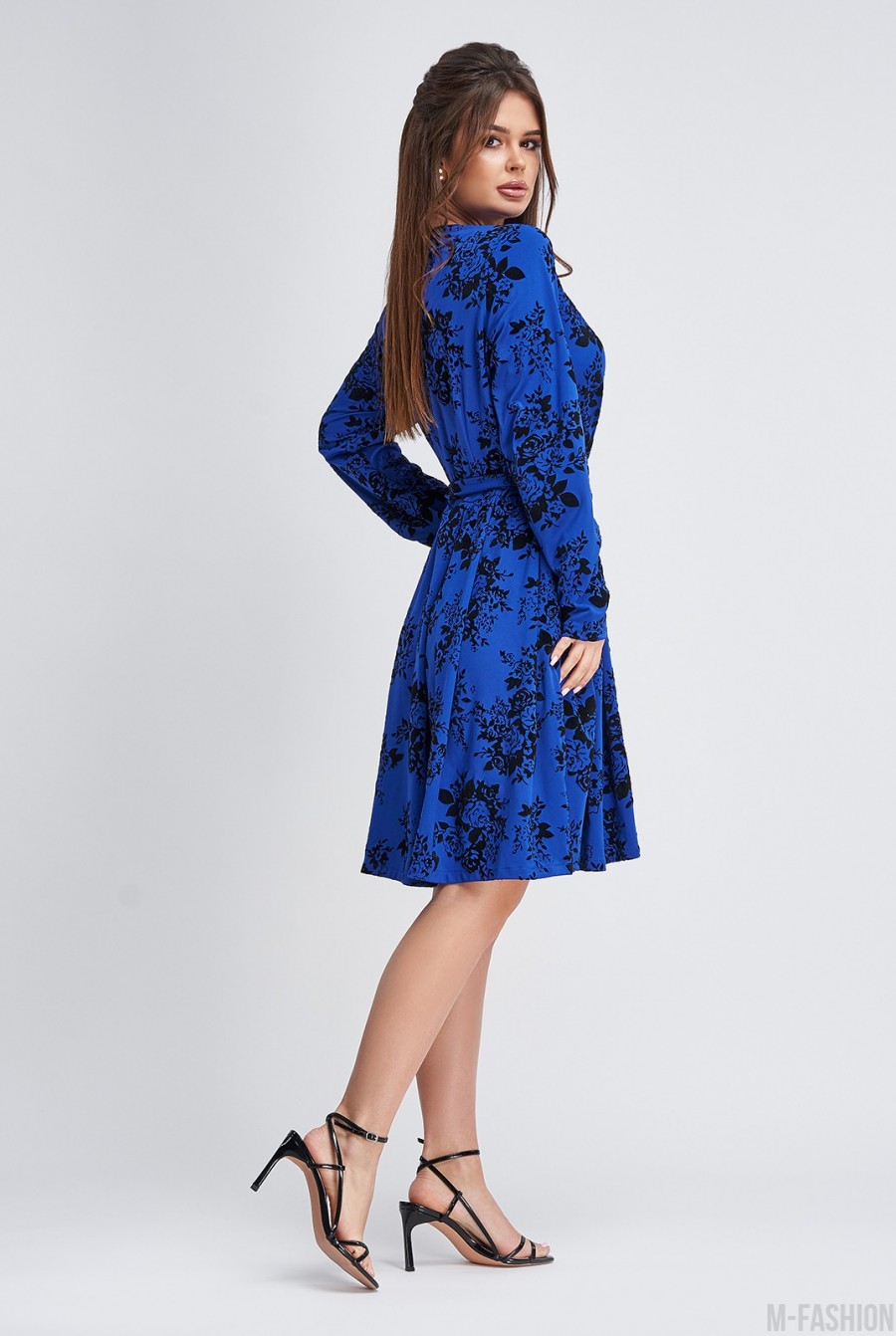 Синее принтованное платье с декольте на запах- Фото 2