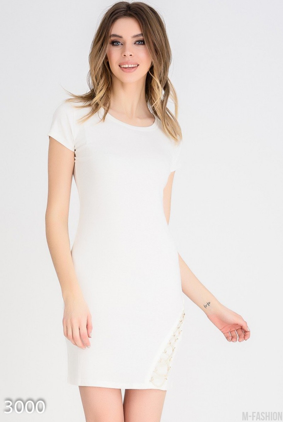Молочное платье-футболка со шнуровкой в тон на бедре - Фото 1