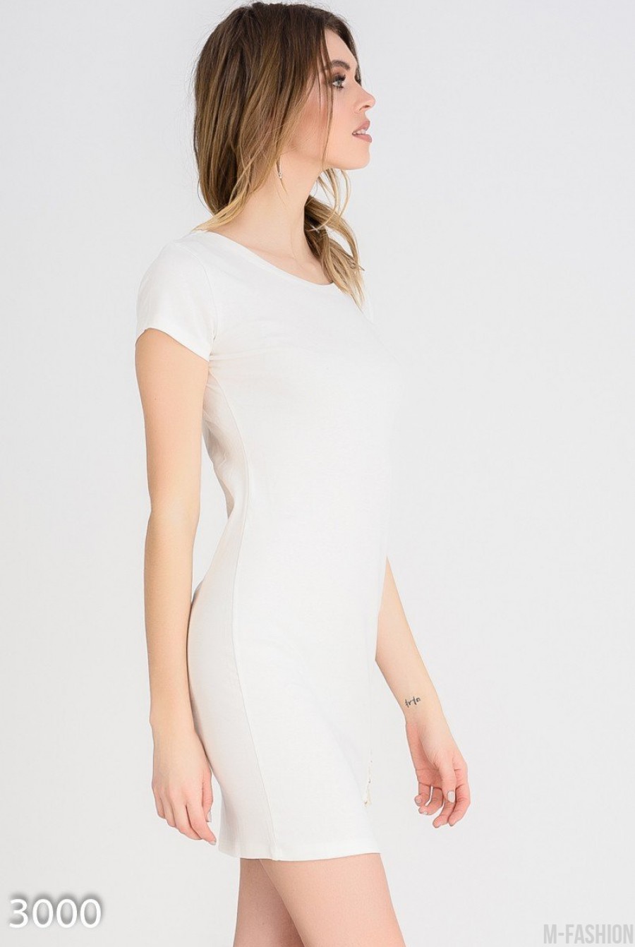 Молочное платье-футболка со шнуровкой в тон на бедре- Фото 2