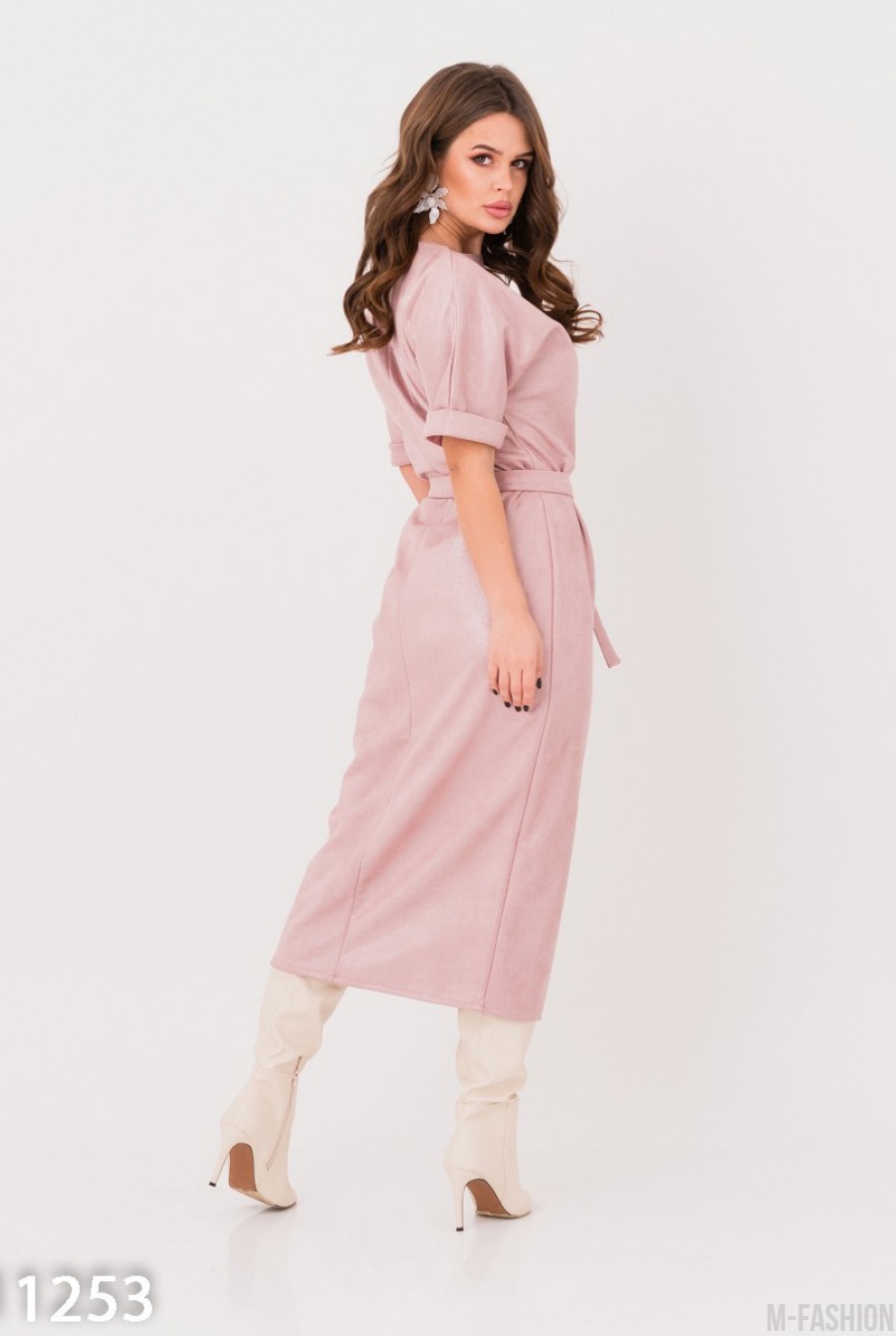 Розовое блестящее приталенное платье из эко-замши- Фото 2
