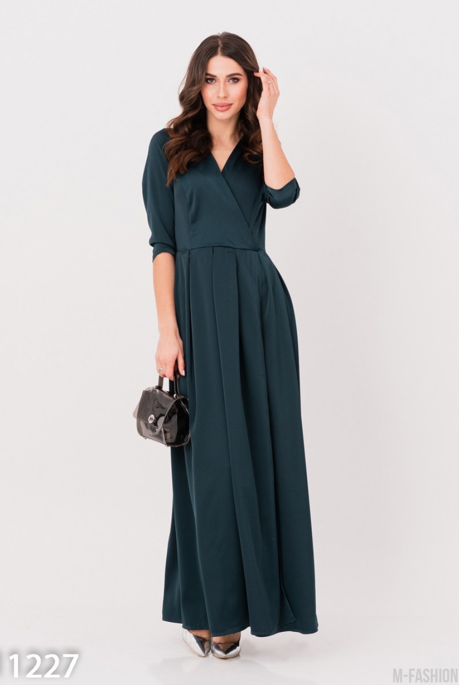 Темно-зеленое сатиновое длинное платье с декольте на запах- Фото 2