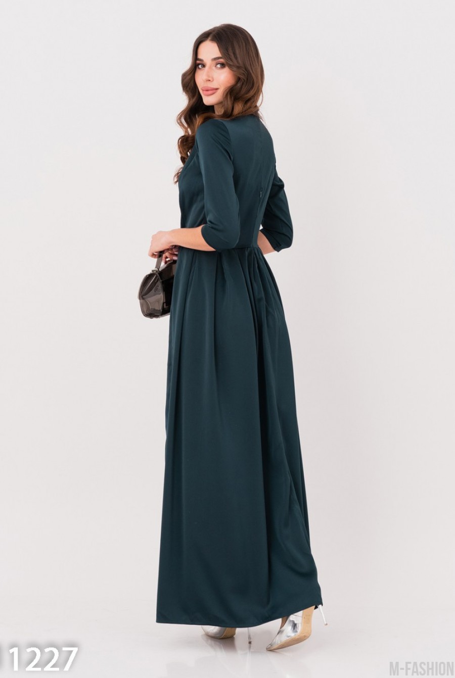 Темно-зеленое сатиновое длинное платье с декольте на запах- Фото 3