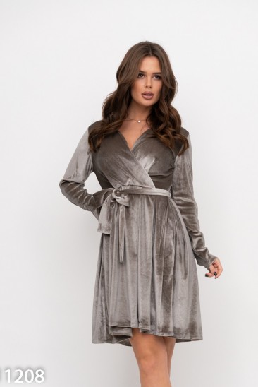 Светло-серое велюровое платье с декольте на запах