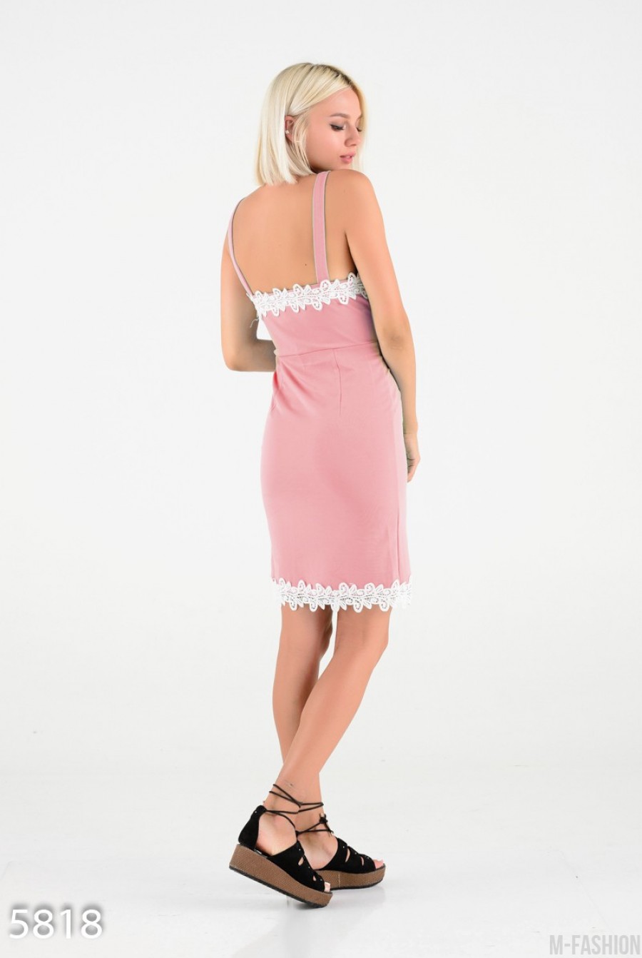Розовое платье-футляр на широких бретельках с пуговицами- Фото 5