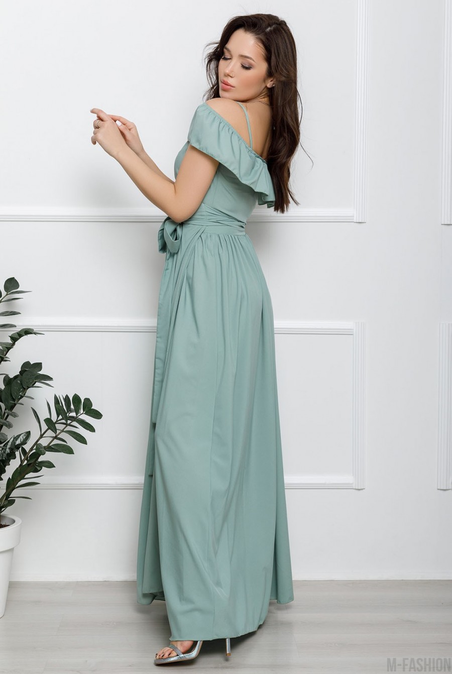 Оливковое длинное платье с открытыми плечами- Фото 2