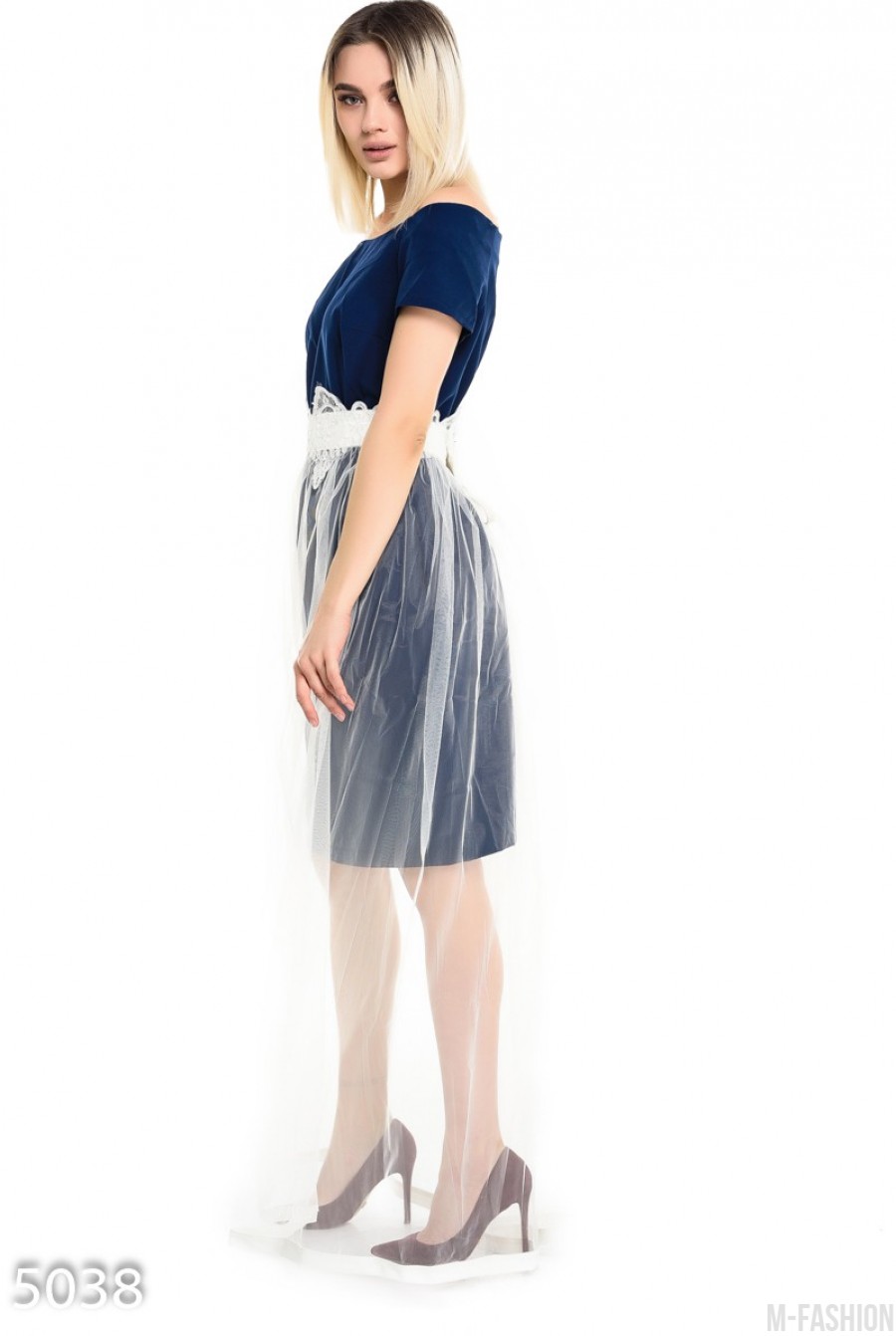 Синее платье с вырезом-лодочкой с пышной полупрозрачной белой юбкой- Фото 3