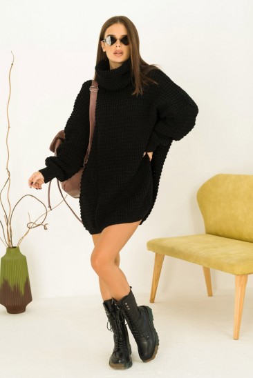 Черное объемное платье-свитер с хомутом
