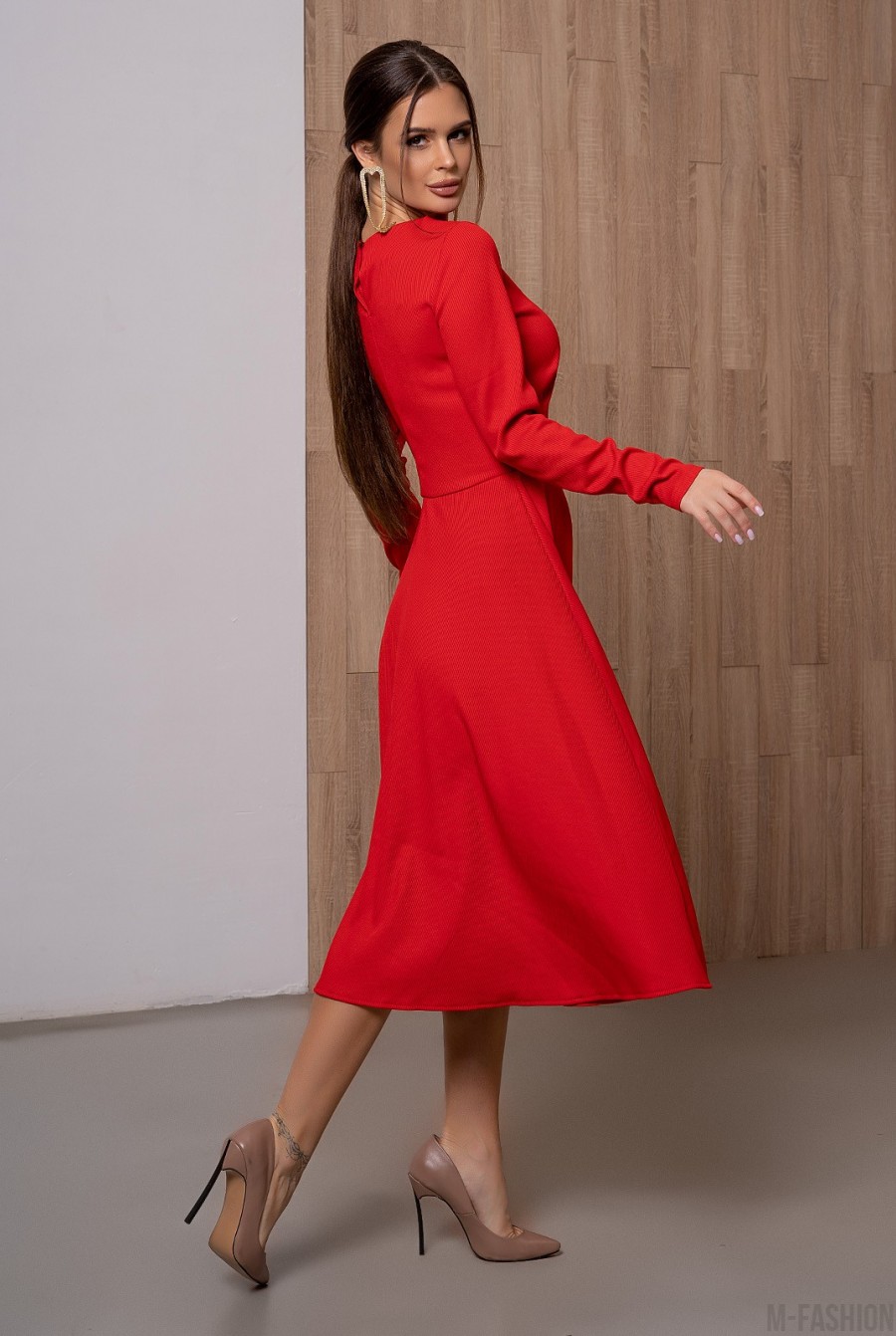 Красное фактурное классическое платье с пуговицами- Фото 2