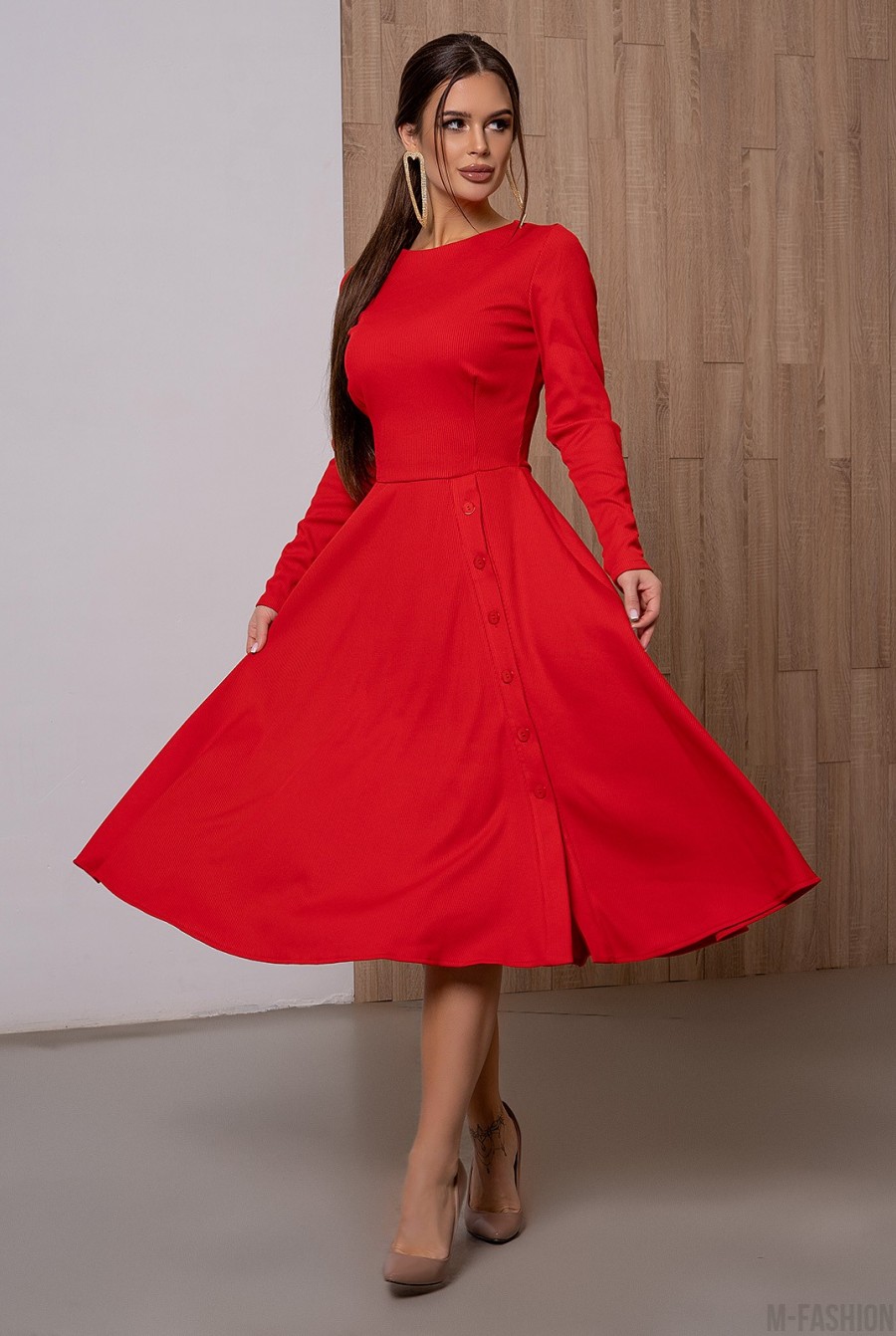 Красное фактурное классическое платье с пуговицами - Фото 1