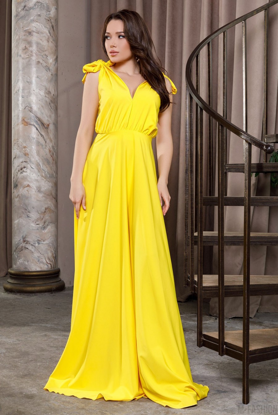 Желтое длинное платье с глубоким декольте - Фото 1