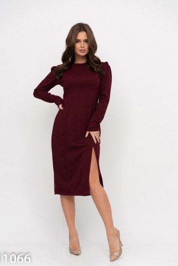 Бордовое фактурное платье-футляр с разрезом