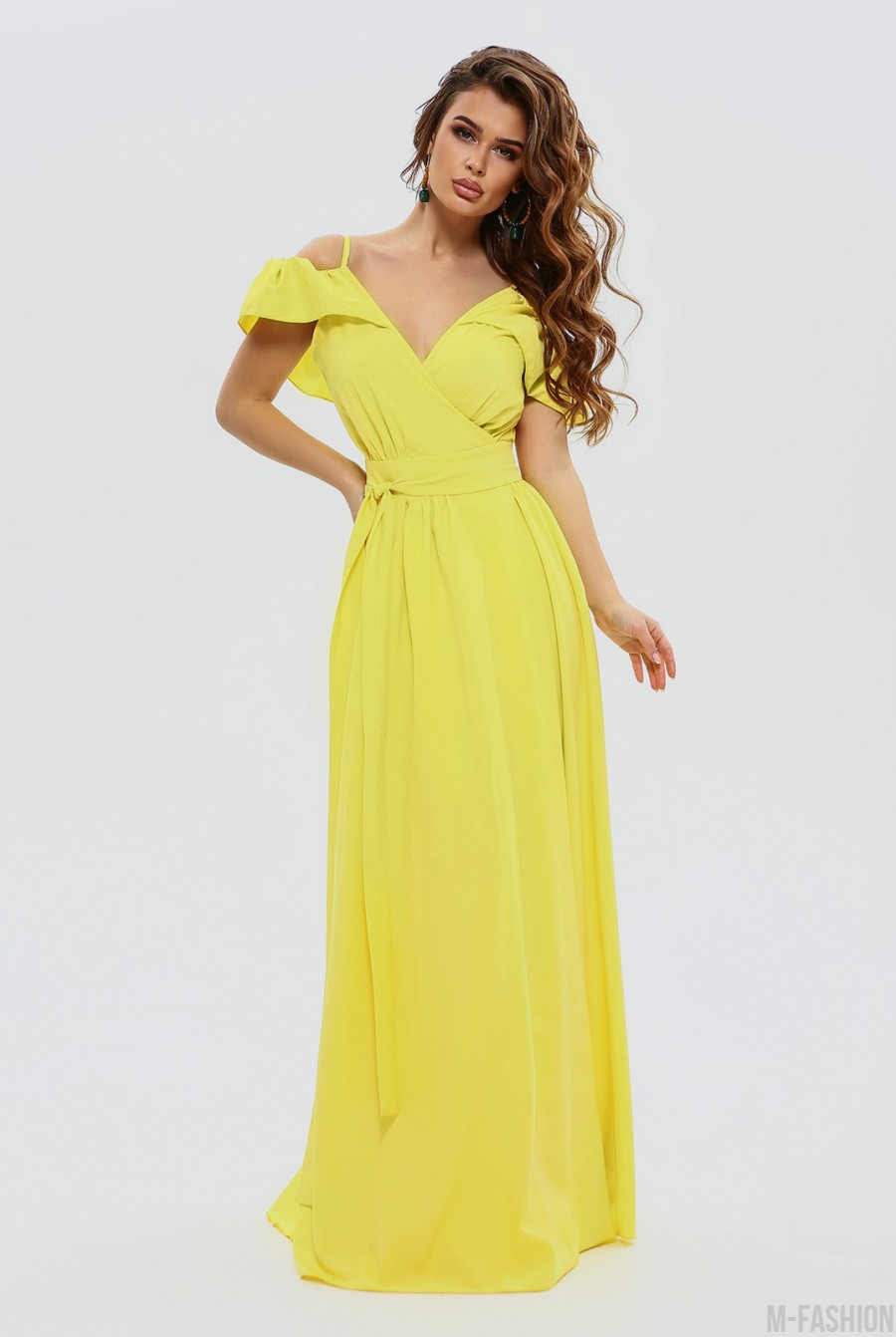 Желтое длинное платье с открытыми плечами - Фото 1